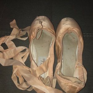 Used ballet pointe shoes